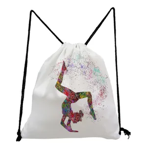 Vista dettagliata dello zaino con coulisse bianco stampa acquerello ginnastica per uso quotidiano.