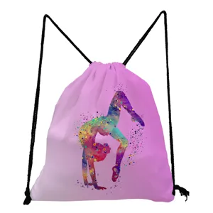 Vista dettagliata dello zaino a sacca rosa con stampa ginnastica acquerello, borsa sport.