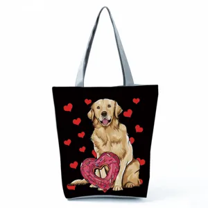 Primo piano della stampa grafica di golden retriever e ciambella a cuore sulla borsa tote.