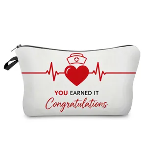 Vista dettagliata della borsa cosmetica con stampa battito cardiaco e congratulazioni per infermieri.