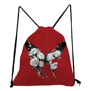 Dettaglio dello zainetto rosso con particolare stampa di farfalla con rose in bianco e nero.