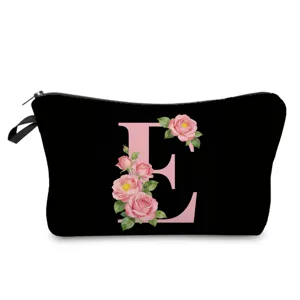 Bolsa de maquillaje negra con diseño de letras florales rosas, ideal para el uso diario.