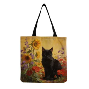 Vista dettagliata della borsa in tela con stampa artistica di gatto nero e girasoli.