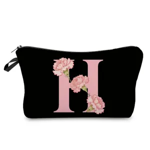 Bolsa de maquillaje negra con claveles rosa, neceser con letra H floral y cremallera.