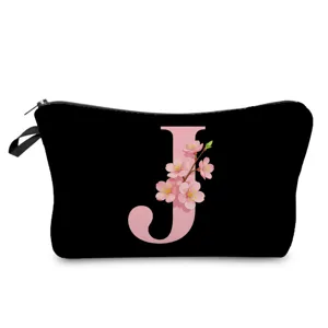 Vista detallada del neceser negro con letra J rosa y diseño estampado de flores de cerezo.