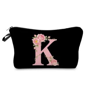 Bolsa de cosmeticos negra con letra floral rosa de acuarela K para el almacenamiento diario.