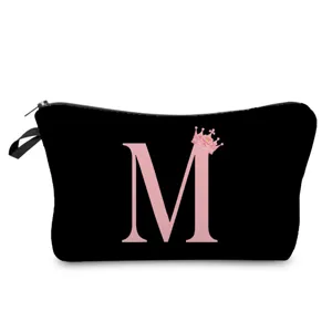 Bolso de maquillaje negro con detalle de letra M rosa y corona, estuche con cremallera.