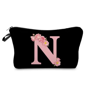Bolso de maquillaje negro con letras N florales rosas, elegante estuche cosmético de viaje.
