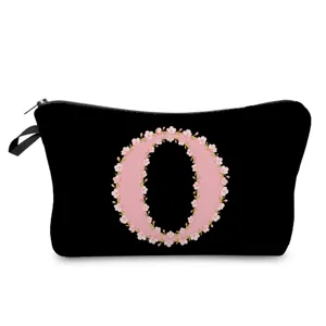 Bolsa de maquillaje negra con estampado de letra O y flores rosas, estuche con cremallera.