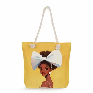 Vue détaillée de l'impression d'art de femme élégante sur le sac cabas en toile jaune.