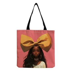 Détail du sac cabas en toile avec un portrait féminin élégant et un grand nœud jaune.