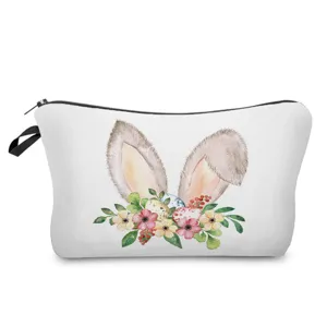 Détail d'imprimé lapin de Pâques et fleurs aquarelle sur une trousse de maquillage en tissu blanc.