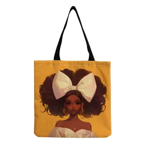 Vue détaillée du sac en toile avec impression graphique d'une élégante femme noire et ruban.