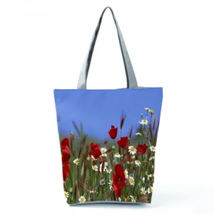 Détail du sac cabas à imprimé floral, motif botanique avec coquelicots et marguerites.