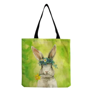 Gedetailleerd aanzicht van de stoffen tas met mooie aquarel konijn print en bloemenkrans.
