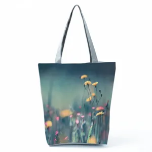 Gros plan sur l'exquis imprimé de fleurs sauvages sur le tissu, montrant de superbes détails.