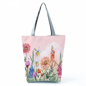 Gros plan sur le sac cabas en tissu presentant un superbe motif imprime floral botanique.