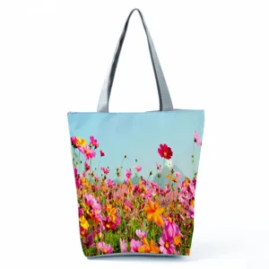 Détail de sac cabas fourre-tout à imprimé floral, motif de fleurs colorées, sac d'épaule.
