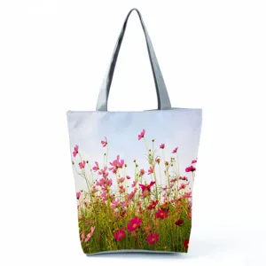Gros plan du détail du sac cabas à imprimé floral élégant montrant le motif de cosmos.