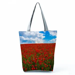 Gros plan détaillé du sac cabas fourre-tout à imprimé floral vif avec champ de coquelicots.