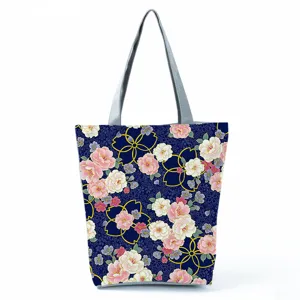 Λεπτομερης οψη της μπλε τσαντας tote με floral σχεδιο, ροζ λουλουδια και γκρι χερουλια.