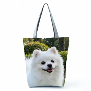 Stoff-Tragetasche mit niedlichem weißem Hundeprint, Detailansicht des lebendigen Tieraufdrucks.
