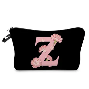 Vista detallada del neceser negro con un diseño de letra Z floral rosa y cierre de cremallera.