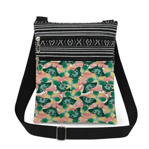Bolso bandolera informal de lona con estampado de mariposas, cremalleras dobles y correa ajustable.