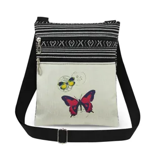 Vista detallada del estampado de mariposas y las cremalleras dobles en este bolso cruzado ligero.