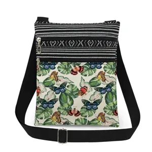 Vista detallada del bolso cruzado ligero con estampado de mariposas y correa ajustable.