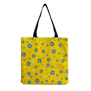 Detailansicht der gelben Leinentasche mit blauen Blumen, lässige Schultertasche, Tragetasche.