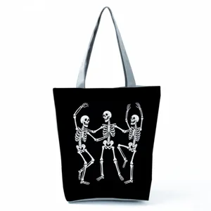 Detailansicht der schwarzen Stofftasche mit einzigartigem weißem tanzenden Skelett-Motiv.