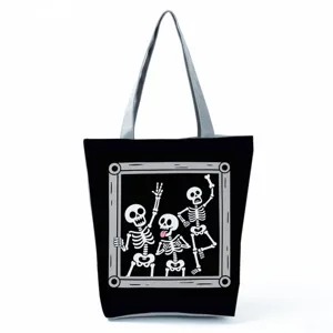 Stofftasche Detail Canvas mit lustigem Skelett Muster und grauen praktischen Henkeln.