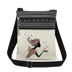 Vista detallada del bolso cruzado de lona con estampado de mariposa floral y doble cremallera.
