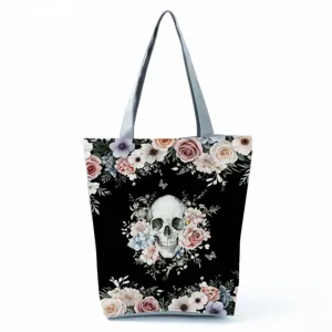 Detailaufnahme der Gothic Totenkopf Blumen Mustertasche, dunkle Ästhetik Handtasche.