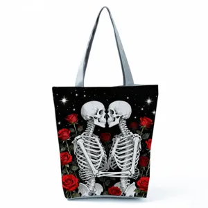 Nahaufnahme der Gothic Skelett Tasche mit roten Rosen Muster, geräumiges Stoffdesign.