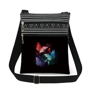 Vista detallada de un bolso cruzado ligero y moderno con bonitos estampados de mariposas.