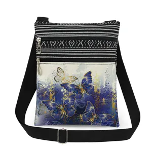 Detalle en primer plano del bolso bandolera con estampado de mariposas azules ajustable.