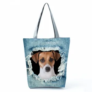 Dettaglio in primo piano della stampa di cagnolino carino sulla borsa shopper in tela stile denim.