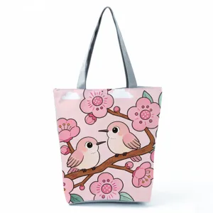 Detailopname van de schattige roze vogel- en bloemenprint canvas schoudertas.