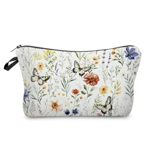 Detailansicht der Kosmetiktasche mit buntem Aquarell Blumen und Schmetterling Muster drauf.