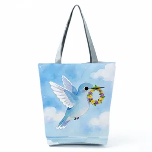 Detailweergave van de kolibrie print op de canvas schoudertas tote met ritssluiting en handvatten.