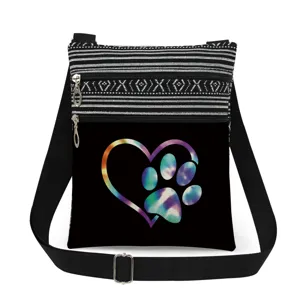 Sac bandoulière à double fermeture éclair avec motif patte de chat et sangle réglable.