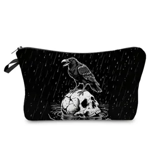 Schwarze Kosmetiktasche mit gotischem Raben Totenkopf Regen Motiv und praktischem Reissverschluss.