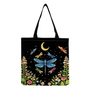 Vue détaillée du sac cabas en toile noire avec imprimé aquarelle de libellules et fleurs.