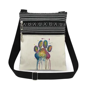 Vue détaillée du sac bandoulière en toile avec imprimé patte colorée et double fermeture éclair.
