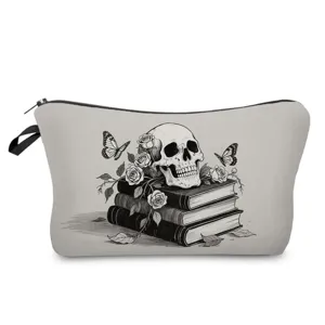 Detailansicht der Kosmetiktasche mit Totenkopf und Rosen, feiner Stoffdruck in Schwarzweiß.