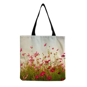Vue détaillée du sac cabas en toile à imprimé floral, montrant le motif de prairie fleurie.