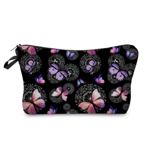 Nahaufnahme der Kosmetiktasche mit Schmetterlingsmuster zeigt feinen Druck und Textur.