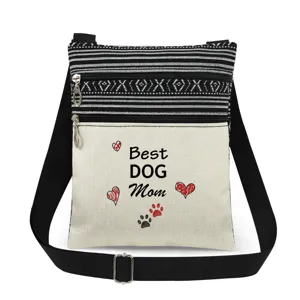 Détail de sac bandoulière en toile avec double fermeture éclair et joli motif imprimé.
